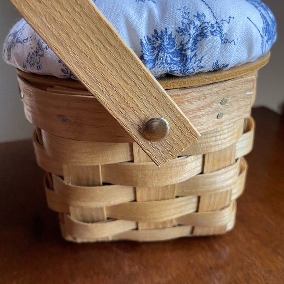 Peterboro Basket Co 5" Round Basket with Swing Handle and Lid - Picture 5 of 11